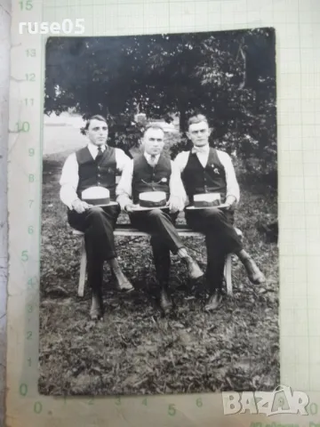 Снимка стара на трима мъже на пейка - 1