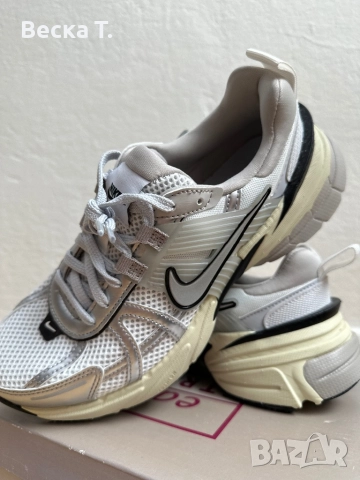 Чисто нови кецове Nike V2K Run, размер 37.5