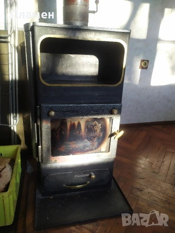 камина с водна риза на дърва 