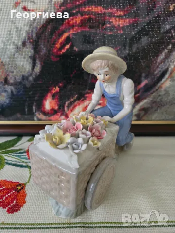 Порцеланова фигура Момче с цветя