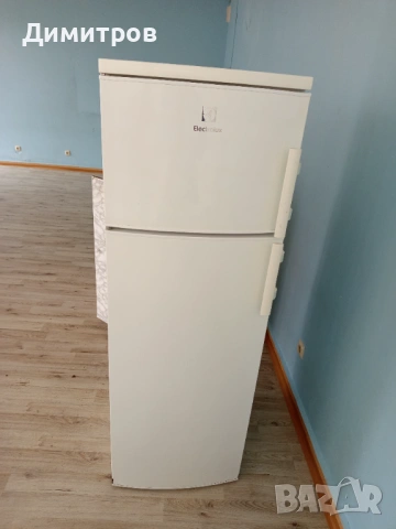 Хладилник с горен фризер ELECTROLUX 270 литра