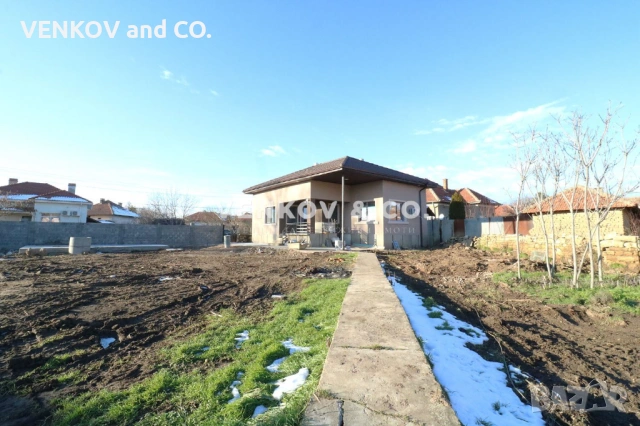 НА МЕТРИ ОТ СПИРКА, ПЛОЩАД И УЧИЛИЩЕ!! АСФАЛТОВ ПЪТ!! ГОТОВА ДО КЛЮЧ С ЧИСТО НОВ ПОКРИВ!! РАВЕН ДВОР, снимка 15 - Къщи - 53247317