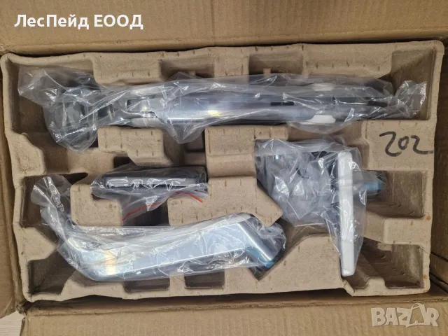 Стойки за бюро Humanscale M8.1 сребристо/бяло