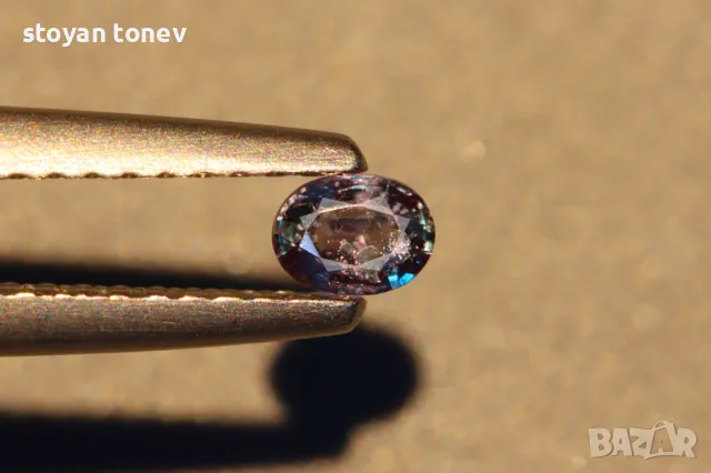 Александрит с величествена промяна на цвета - 0.135кт.! Сертификат!, снимка 3 - Други - 49957001