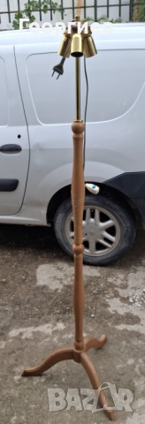 Висока лампа за 3 крушки с абажур (който липсва)