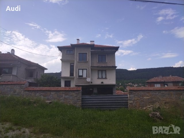 Продавам триетажна тухлена къща с два гаража гараж в с. Присово Покривът и комините са ремонтирани. , снимка 2 - Къщи - 41086030