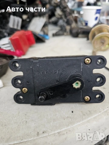 Моторче клапа парно за Mazda 323 S VI Sedan (05.1998 - 05.2004) 1.4 16V, 73 к.с., снимка 2 - Части - 51116509