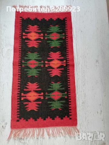 Красиво вълнено килимче