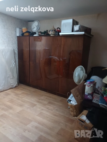 Гардероба е триклирен и старинен на 80год.