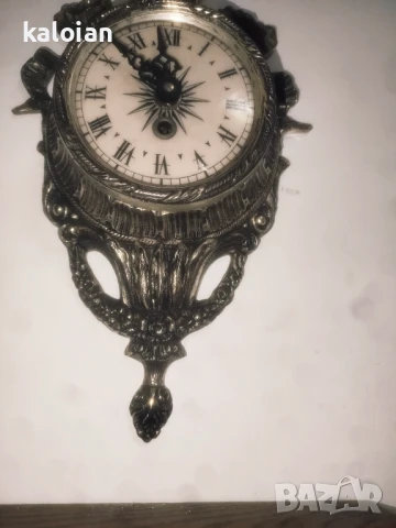 Стар механичен стенен часовник. Навива се с ключе, работи. Доста е безшумен. Изцяло е от бял бронз с, снимка 7 - Антикварни и старинни предмети - 51285945