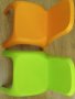 Две детски столчета – ярко зелено и ярко оранжево