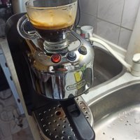 Кафемашина Делонги с ръкохватка с крема диск, работи отлично и прави хубаво кафе с каймак , снимка 2 - Кафемашини - 42008383