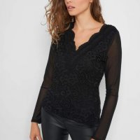 ИЗКЛЮЧИТЕЛНО КРАСИВА черна дантелена блуза с ръкави от тюл, снимка 1 - Блузи с дълъг ръкав и пуловери - 38730602