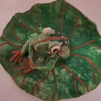 Сувенир фигурка жаба върху листо, снимка 2 - Декорация за дома - 40325248