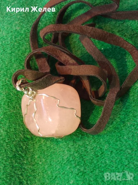 КРАСИВ ВИНТИДЖ - АРТ МЕДАЛЬОН НАТУРАЛЕН КАМЪК РОЗОВ ПЛАНИНСКИ КВАРЦ КРИСТАЛ с ШНУРЧЕ от ВЕЛУР 13712, снимка 1