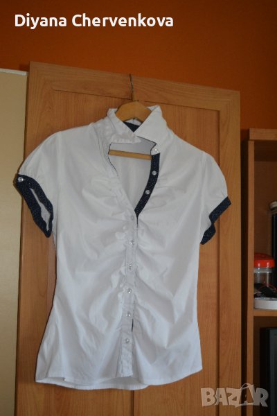 Бяла еластична лятна риза с тъмносини кантове по яката, снимка 1