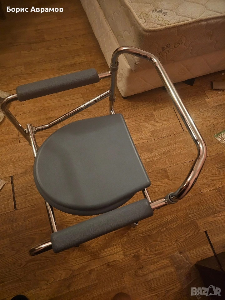 продавам чисто нов инвалиден стол за баня и тоалетна , снимка 1