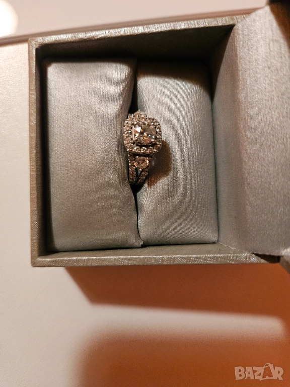 Продавам красив пръстен, подходящ за годеж , снимка 1