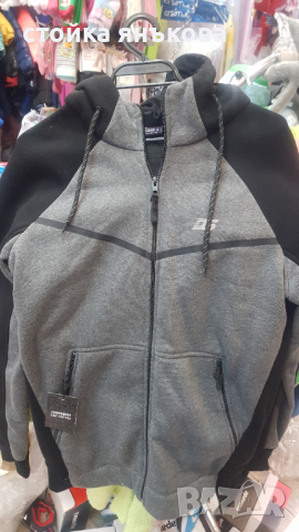 Продавам мъжки суичър в черно и сиво 