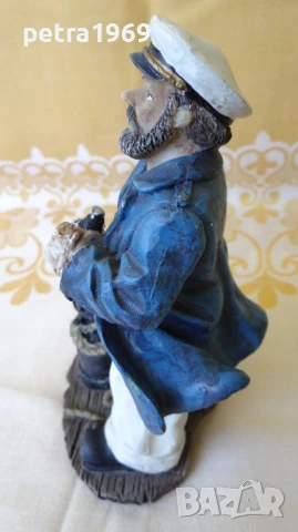 Статуетка на стар моряк с бинокъл и карта, снимка 2 - Статуетки - 50628007