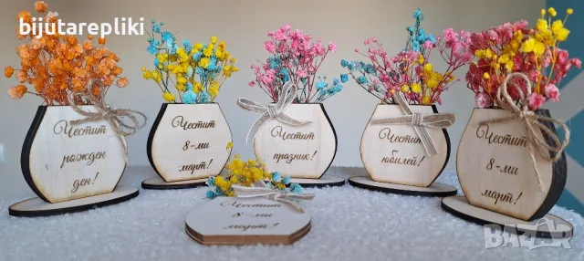 малки вазички със сухи цветя