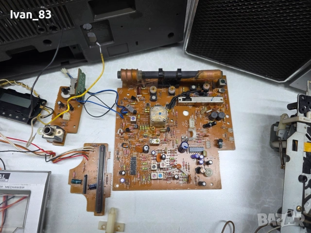 Радиокасетофон Hitachi trk 8210e на части, снимка 5 - Радиокасетофони, транзистори - 53499432