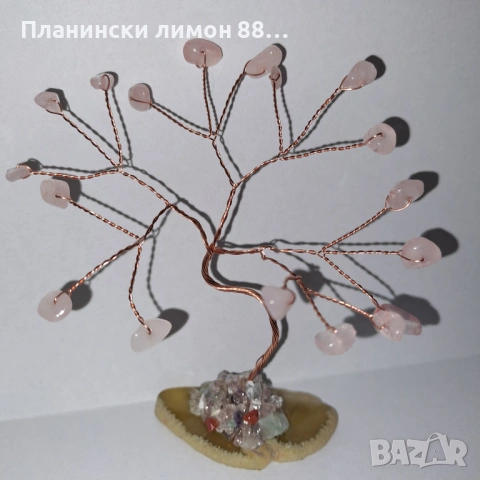 дърво с естествени камъни от розов кварц