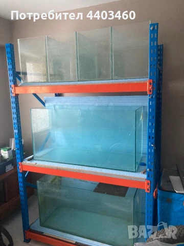 Складов стелаж с аквариуми