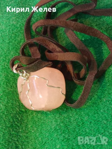 КРАСИВ ВИНТИДЖ - АРТ МЕДАЛЬОН НАТУРАЛЕН КАМЪК РОЗОВ ПЛАНИНСКИ КВАРЦ КРИСТАЛ с ШНУРЧЕ от ВЕЛУР 13712