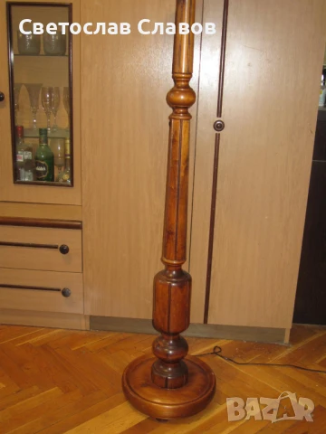 Висок лампион със стойка от стругован и фрезован орех с красива зелена шапка, снимка 2 - Лампиони - 50623811