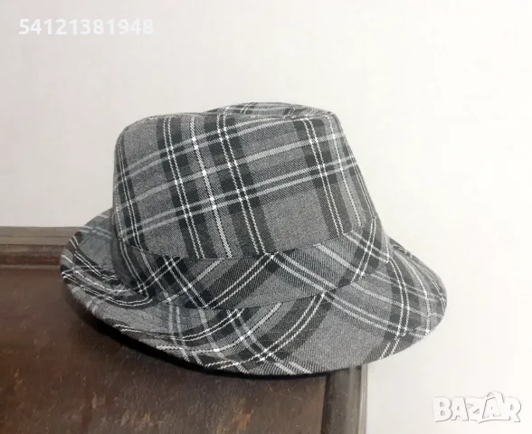 Дамска шапка сиво каре, снимка 4 - Шапки - 48618028