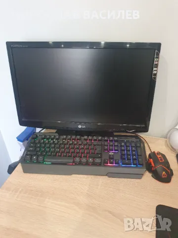 Настолен компютър с мишка,клавиатура и монитор