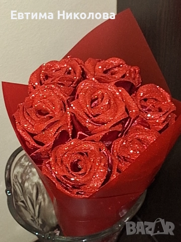 Букет от червени брокатени рози