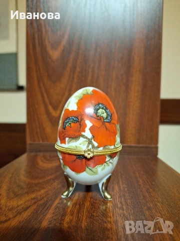 Продавам кутийка за бижута във формата на яйце