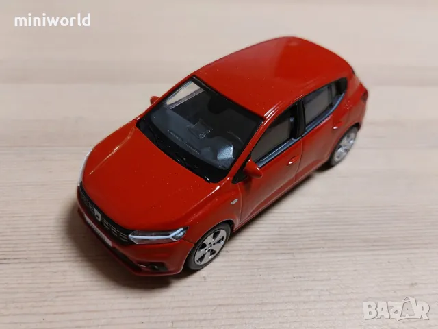 Dacia Sandero III 2020 - мащаб 1:43 на Norev моделът е нов в PVC дисплей-кейс, снимка 7 - Колекции - 49553468