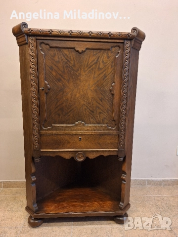 Винтидж ъглов шкаф с богата дърворезба 