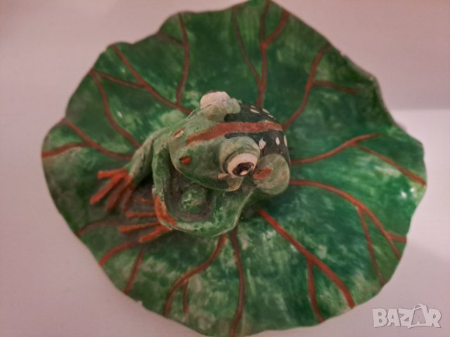 Сувенир фигурка жаба върху листо, снимка 2 - Декорация за дома - 40325248