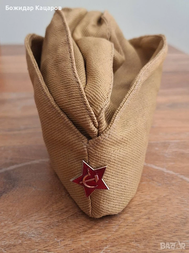 Продава се пилотка с значка, със сърп и чук. Не ползвана! Цена 17 евро.  Пращам по Еконт. За София, , снимка 1