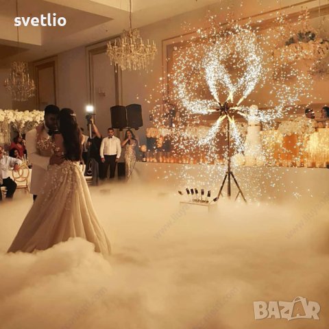 Ефектно осветление, тежък дим и сценични въртящи се фонтани 