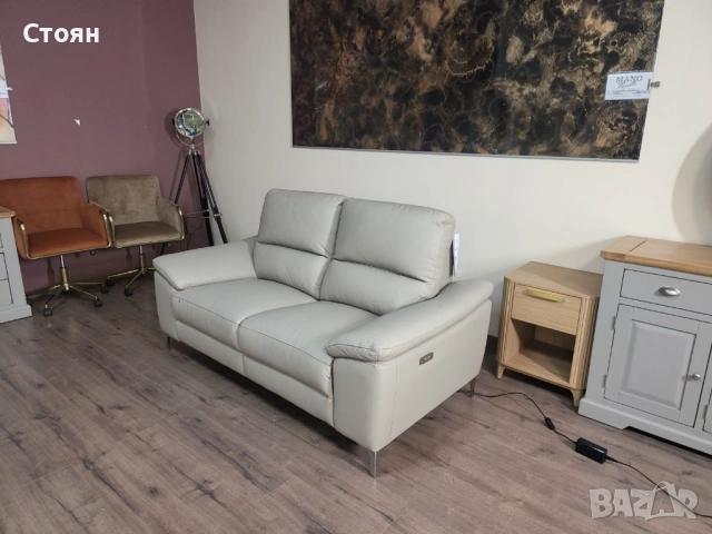 Светло бежов кожен диван двойка с електрически релаксиращ механизъм, снимка 3 - Дивани и мека мебел - 53694248