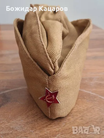 Продава се пилотка с значка, със сърп и чук. Не ползвана! Цена 17 евро.  Пращам по Еконт. За София, 
