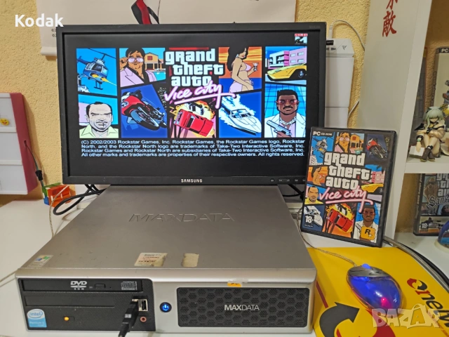 Ретро компютър работещ със монитор и мишка