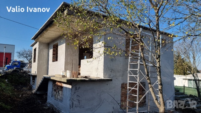 Продавам парцел с монолитна тухлена къща на 2 етажа в с.Яребична 