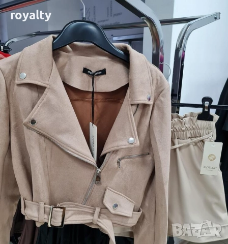 Дамско късо бежово яке