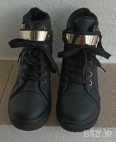 Черни боти, кожени с ципове за ефект и връзки.