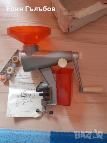 Машинка (сокоизстиквачка) за мелене на домати и изстискване на дом.сок