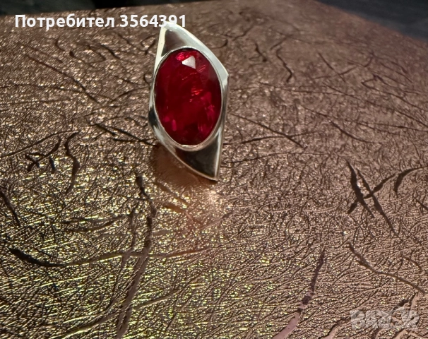 Сребърен пръстен с червен кристал