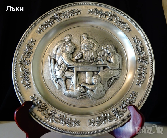 Калаена чиния за стена с картина ловци,покер. 