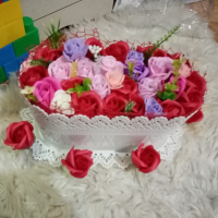 Голяма кашпа с подложка и 33 сапунени рози , снимка 5 - Декорация за дома - 44804756