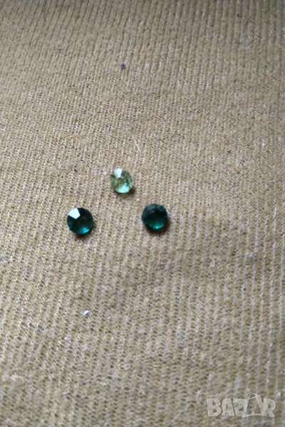 Три синтетични изумрудчета, снимка 1